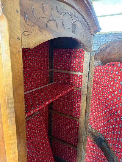Armoire en noyer, mouluré et sculpté, ouvrant...