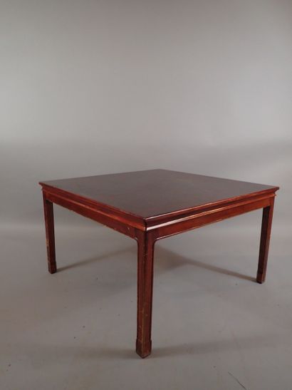 Table basse à quatre pieds droits en bois...