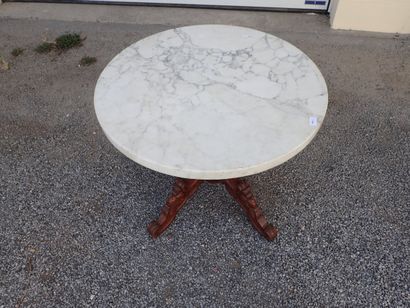 Guéridon rond en acajou reposant sur un piètement...