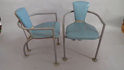 Paire de fauteuils à structure en métal tubulaire...