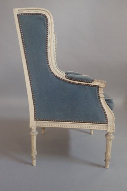 Bergère en bois rechampi gris à décor sculpté...