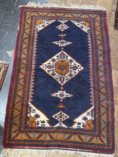 Tapis d’orient en laine à décor géométrique,...