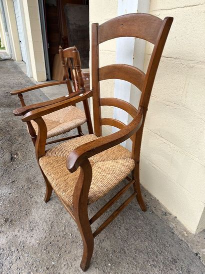Paire de fauteuil à assise paillée, ois massif,...