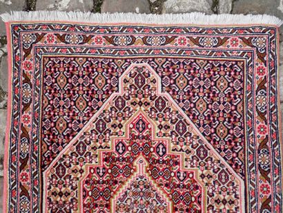 Petit TAPIS d'Orient en laine, Iran, dans...