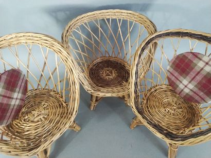 Suite de 3 chaises d'enfant en rotin (haut....