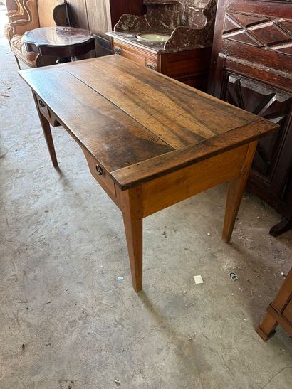 Bureau plat en bois fruitier à larges planches,...
