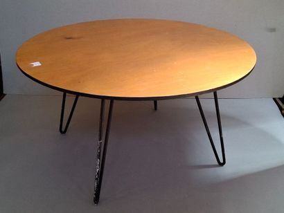Table basse ronde en bois reposant sur un...