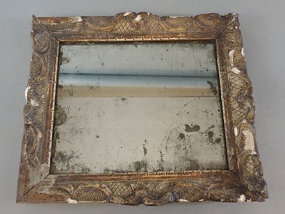 Miroir en bois stuqué et doré, XVIIIème siècle...