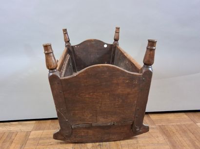 Berceau breton en châtaigner, à décor de...