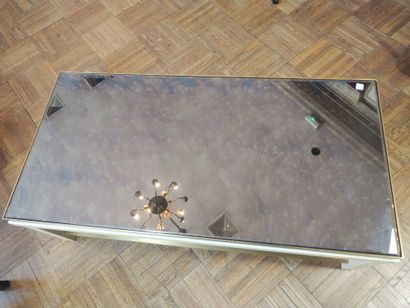 Table basse à deux plateaux de verre teinté,...