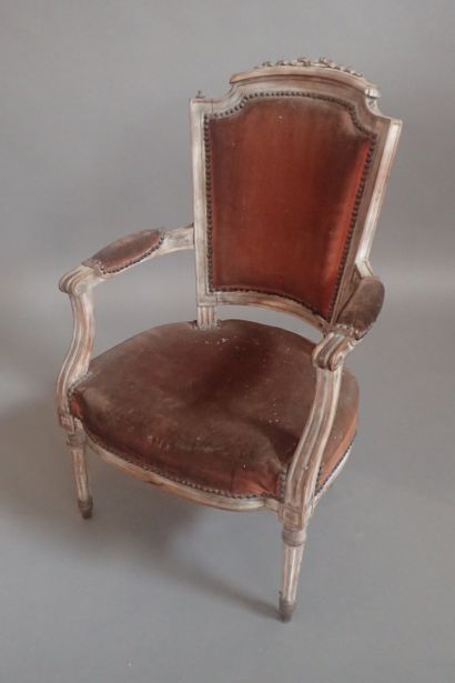 Fauteuil cabriolet en hêtre mouluré et sculpté,...
