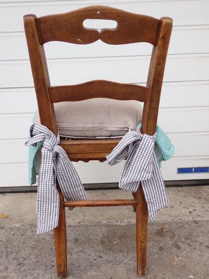 Paire de chaises sculptées, ajourée, moulurées...