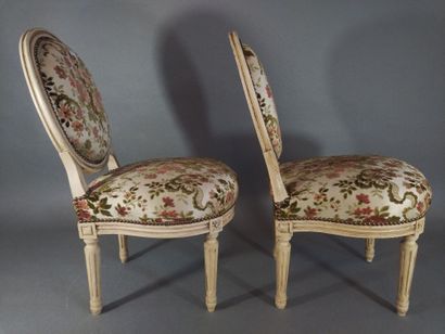 Paire de chaises/ chauffeuses, dossier médaillon,...