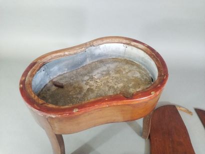 Bidet en noyer, bassine en faïence de Sarreguemines,...