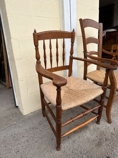 Paire de fauteuil à assise paillée, ois massif,...