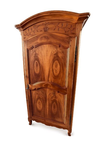 Armoire en noyer, mouluré et sculpté, ouvrant...