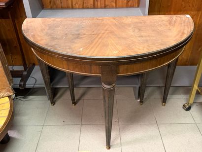 Table demi-lune en placage d'acajou reposant...