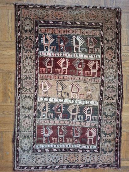 TAPIS d'Orient en laine dans les tons bordeaux...