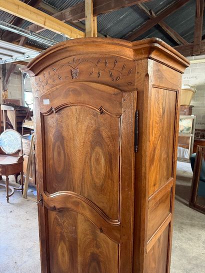 Armoire en noyer, mouluré et sculpté, ouvrant...