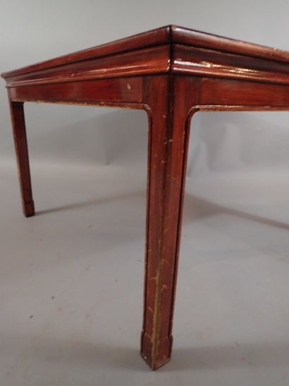 Table basse à quatre pieds droits en bois...