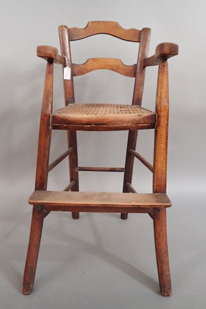 Chaise haute d'enfant en noyer avec son marche-pied,...