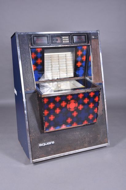 SQUARE, Juke box en métal et métal chromé....