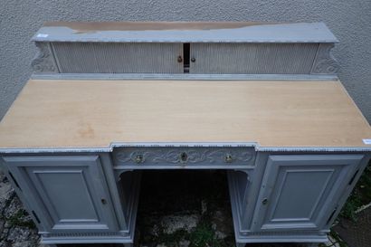 Ensemble en bois sculpté relaqué gris clair...