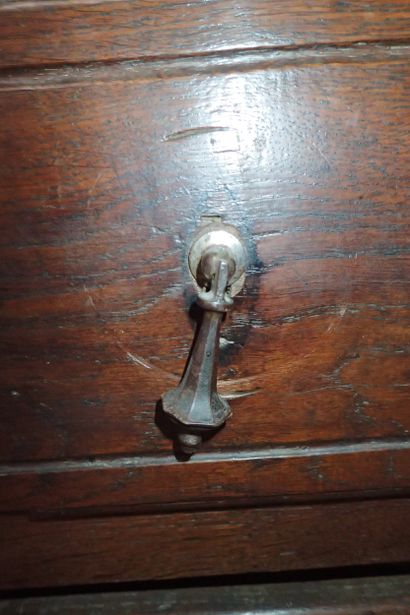 Commode en chêne ouvrant à quatre tiroirs...
