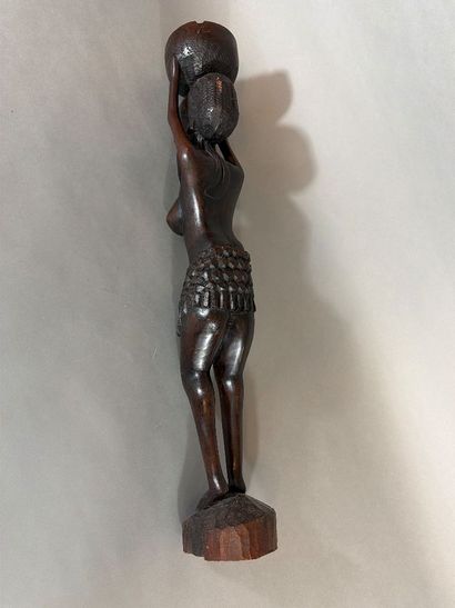 Importante statue en bois naturel sculpté,...