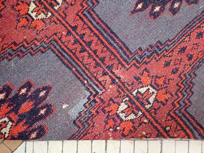 Tapis d'Orient en laine à décor stylisé dans...