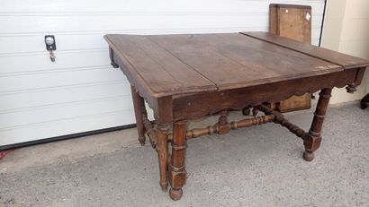 Grande table en chêne reposant sur quatre...