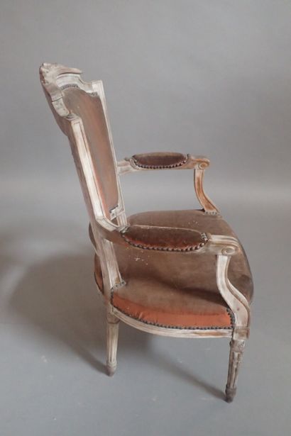 Fauteuil cabriolet en hêtre mouluré et sculpté,...