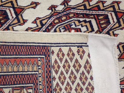 Tapis d'Orient en laine à décor géométrique...
