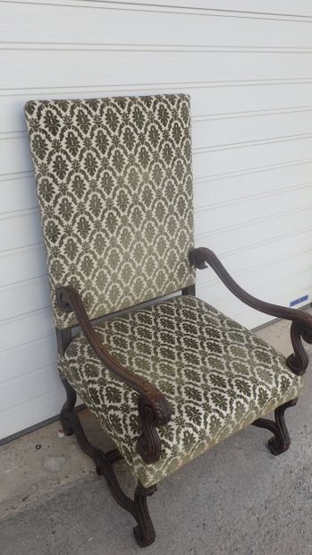 Fauteuil en noyer sculpté et mouluré, reposant...