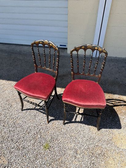 Paire de chaise en bois tourné laqué noir...