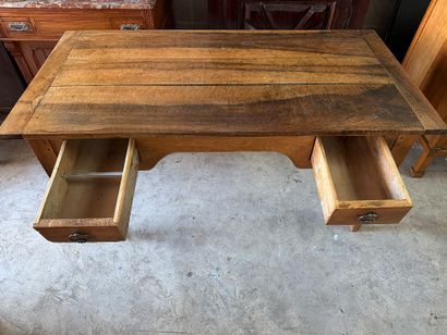 Bureau plat en bois fruitier à larges planches,...