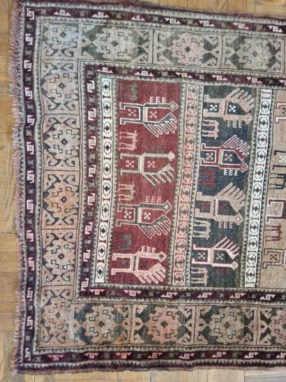 TAPIS d'Orient en laine dans les tons bordeaux...