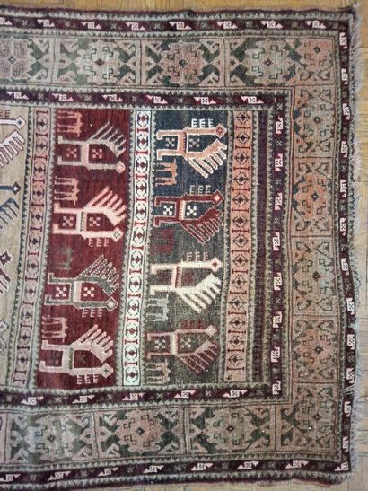 TAPIS d'Orient en laine dans les tons bordeaux...