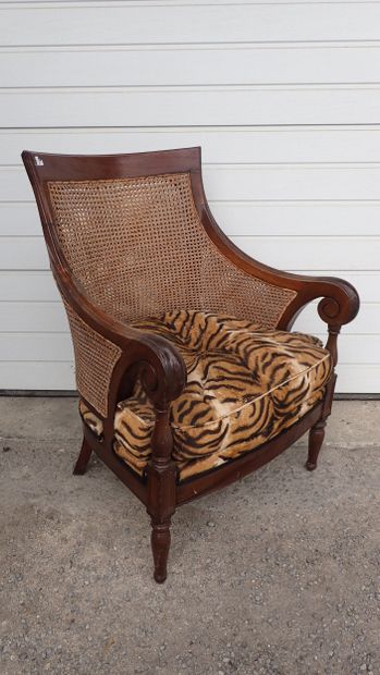Fauteuil en acajou mouluré et sculpté, les...