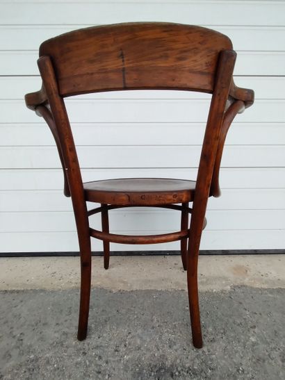 FISCHEL. Fauteuil de bistrot en bois thermocourbé,...