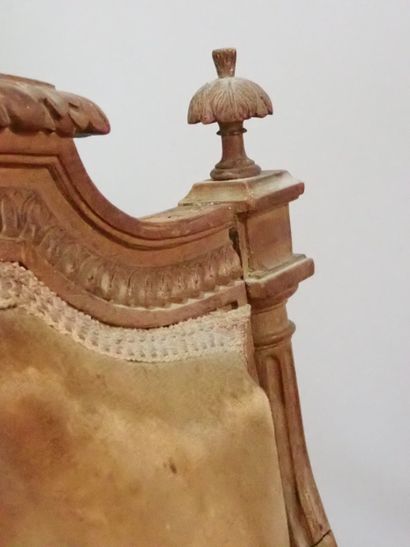 Fauteuil à la reine à chapeau de gendarme...