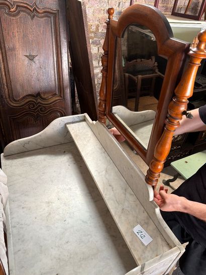 Table de toilette en acajou, plateau et galerie...