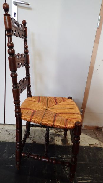 Chaise en bois tourné, montant à colonne,...
