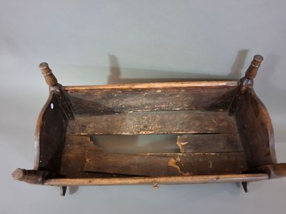 Berceau breton en châtaigner, à décor de...