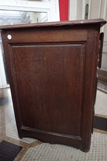 Commode en chêne ouvrant à quatre tiroirs...