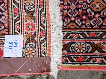 Petit TAPIS d'Orient en laine, Iran, dans...