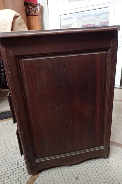 Commode en chêne ouvrant à quatre tiroirs...