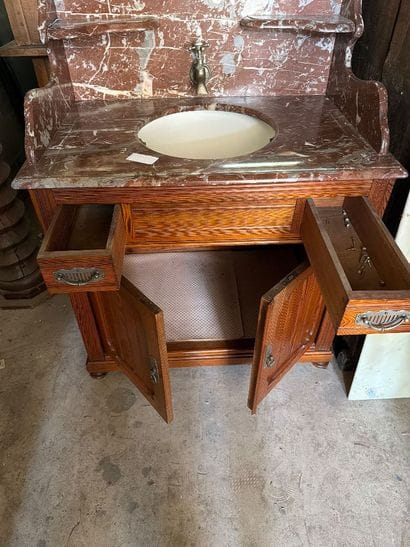 Meuble de toilette en résineux, à deux vantaux...