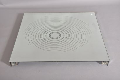 ITALIE, Miroir carré à décor rayonnant. Travail...