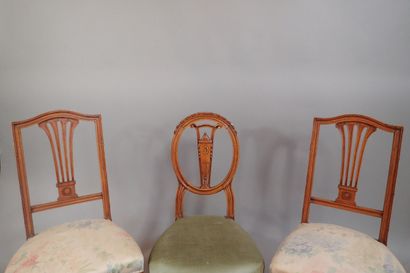 Paire de chaises en hêtre mouluré et sculpté...